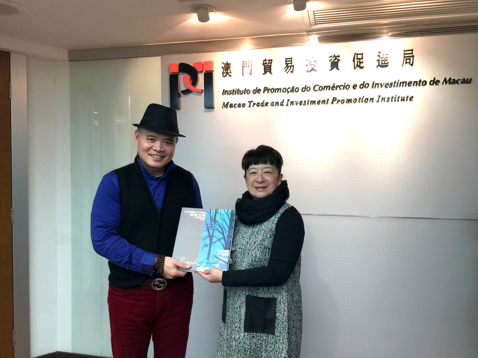 刘关华执行委员与到访本局的澳门国际设计联合会会长符军合影 (2016年2月4日)