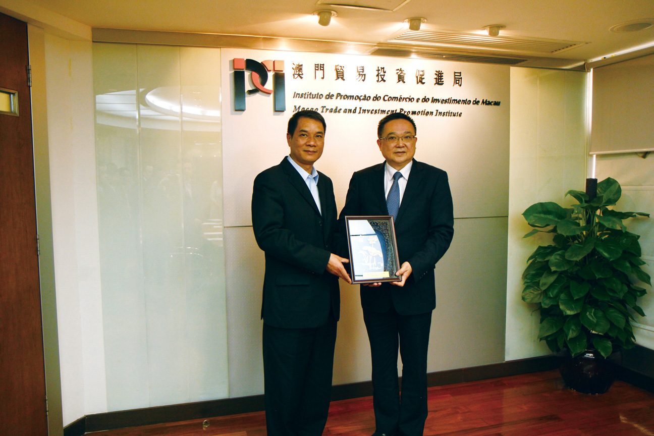 IPIM’s President Jackson Chang presented a souvenir to Secretary of Heshan Municipal Committee of the Communist Party of China,Chairman of Standing Committee of Heshan Municipal People’s Congress Wu Peijin at IPIM (13 April 2016)