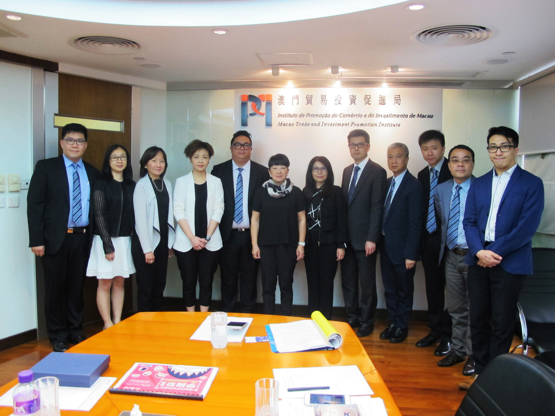 IPIM’s Executive Director Irene V. K. Lau with President of Association of Advertising Agents of Macau Lo Tak Chong and the delegation at IPIM (5 May 2016)