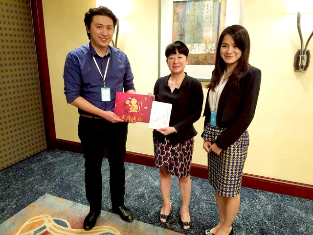 IPIM’s Executive Director Irene V. K. Lau presented a souvenir to President of the Ronggui Youth Chamber of Shunde of Foshan Lin Chaoqun (6 May 2016)