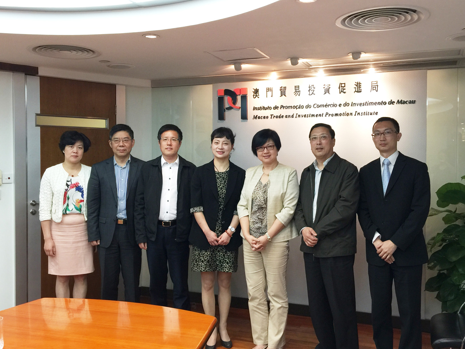 IPIM’s Executive Director Gloria Ung with Division Chief of Zhoushan Hong Kong and Macao Affairs Of ce Ge Qunke and the delegation at IPIM (26 April 2016)