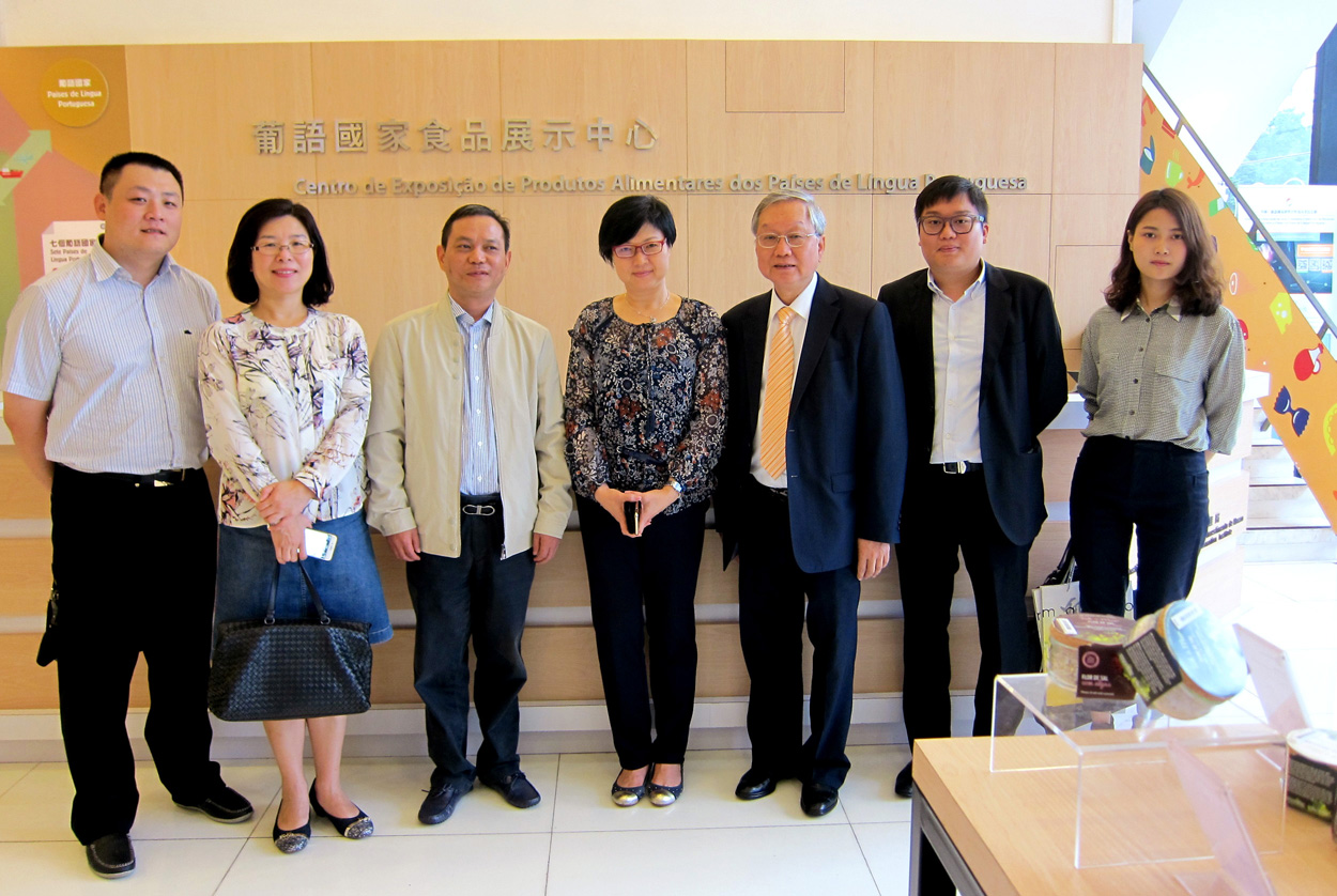 IPIM’s Executive Director Gloria Ung with Researcher Assistant Director of Administrative Committee of Changsha National High-Tech Industrial Development Zone Chen Zhiyong and Chairman of Macao Federal Commercial Association of Wine and Food Industries in Portuguese Speaking Countries and Regions Sunny Ip Sio Man at IPIM (20 May 2016)