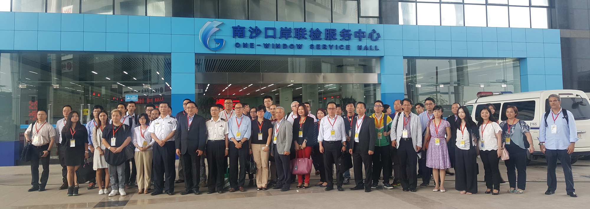 Foto de grupo da delegação de Macau no Centro de Serviço de Inspeção Conjunta no posto fronteiriço de Nansha