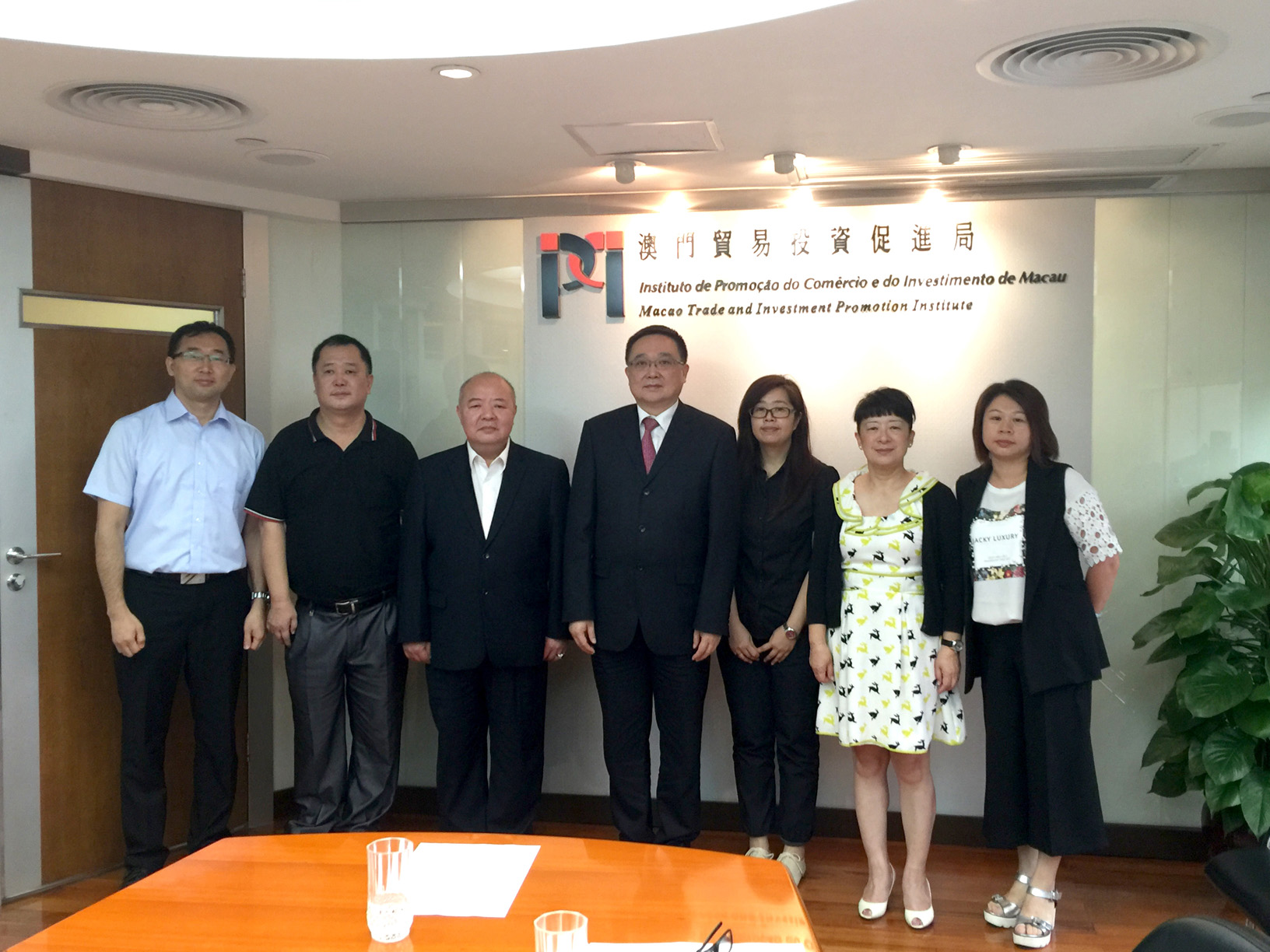IPIM’s President Jackson Chang with Founding Chairman of Myanmar-Macao Exhibition and Trade Promotion Association Wang Nan Fi and the delegation at IPIM (14 June 2016)