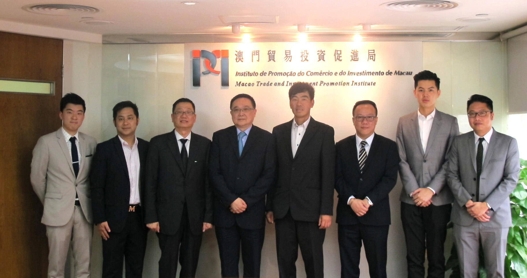 IPIM’s President Jackson Chang with Vice Chairman of Association of Macau Small and Medium Enterprises of Catering Frederick Yip and the delegation at IPIM (13 June 2016)