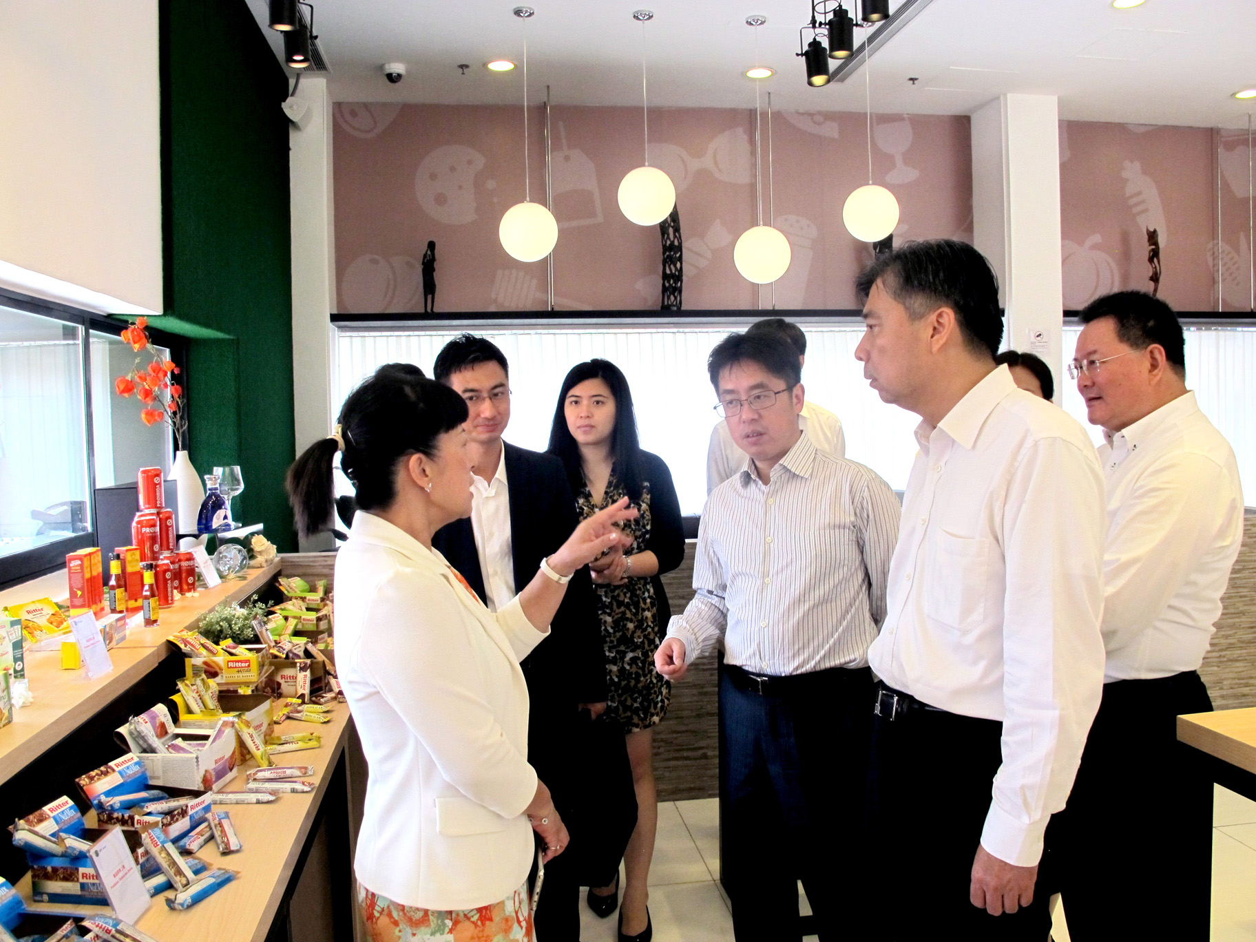 IPIM’s Executive Director Irene V. K. Lau introduces the products to the Secretary of Changzhou CPC Municipal Committee Yan Li and the delegation at Portuguese- speaking Countries Food Products Exhibition Centre (22 June 2016)