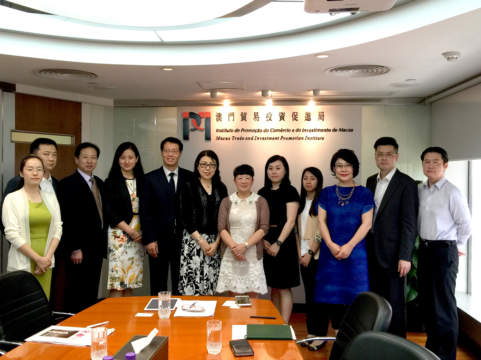 IPIM’s Executive Director Irene V. K. Lau with Director of Hong Kong and Macao Affairs Division of Hong Kong and Macao Affairs Of ce of Beijing Municipality Yang Hong and the delegation at IPIM (13 June 2016)