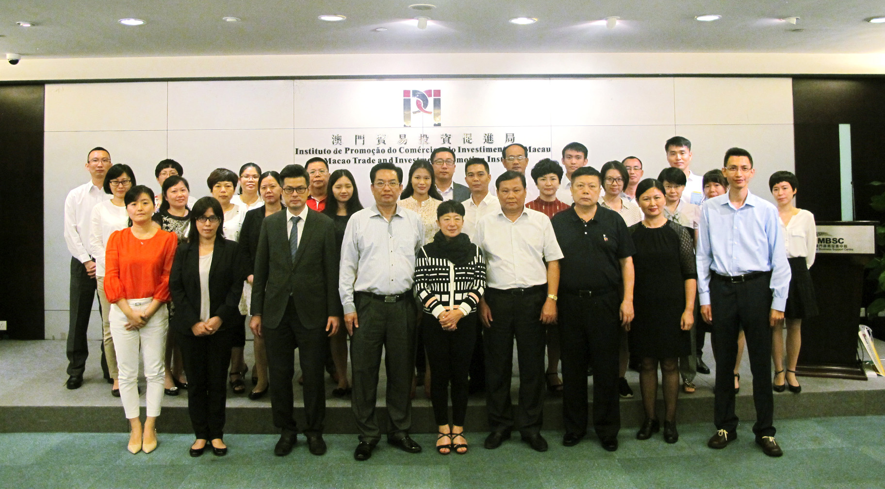 IPIM’s Executive Director Irene V. K. Lau with Deputy Counsel of Hong Kong and Macao Affairs Of ce of Hainan Province Fu Cun and the delegation at IPIM (4 July 2016)