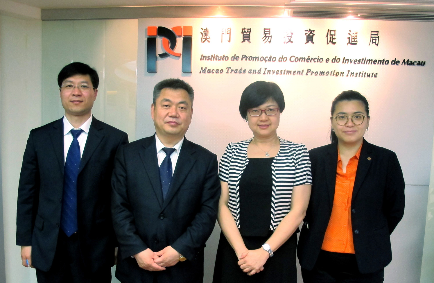IPIM’s Executive Director Gloria Ung with Director of Shanxi Board of Investment Promotion Jiao Yufeng and the delegation at IPIM (3 June 2016)