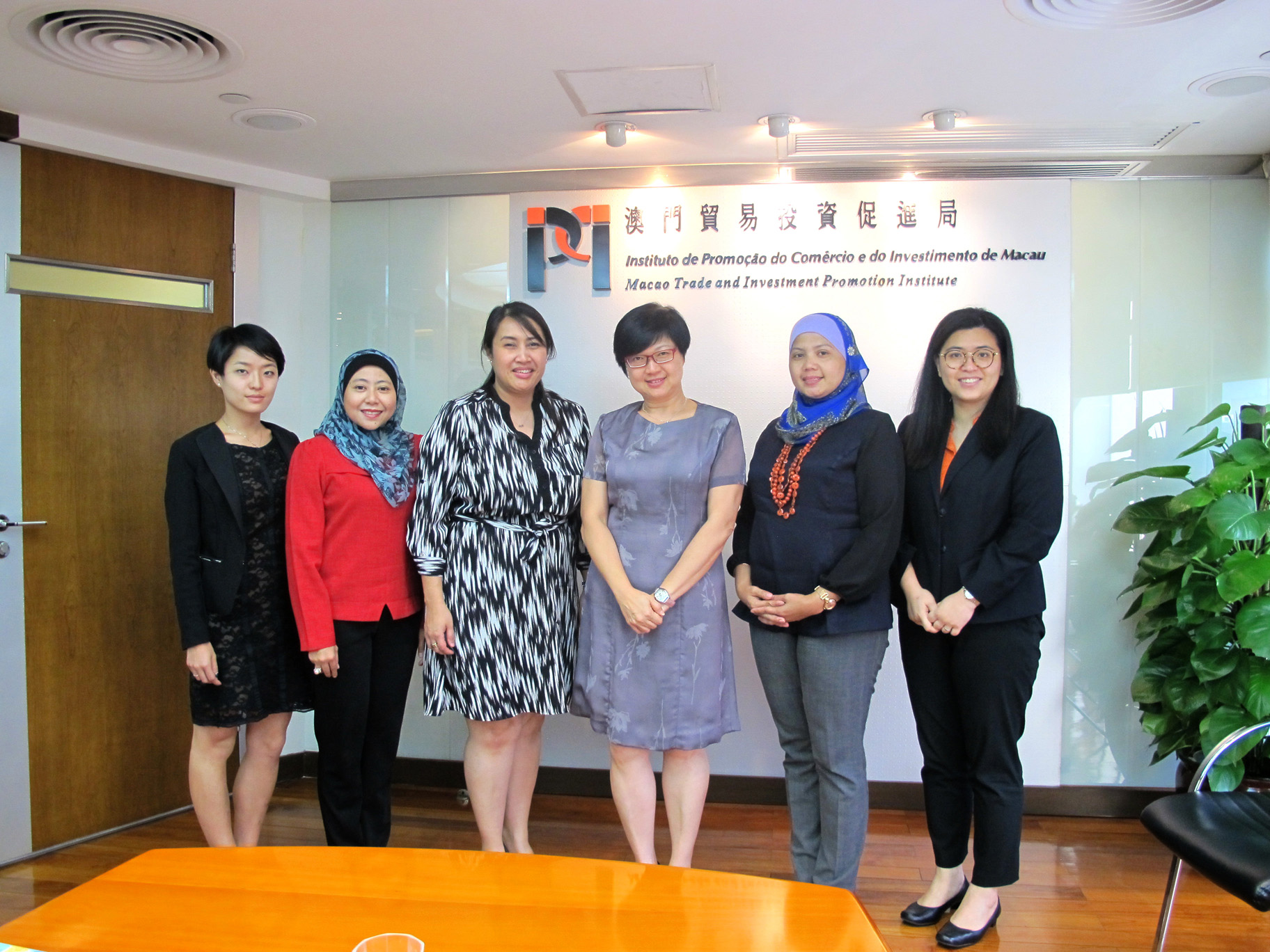 IPIM’s Executive Director Gloria Ung with Trade Commissioner of Matrade Hong Kong Zaimah Osman and the delegation at IPIM (26 July 2016)
