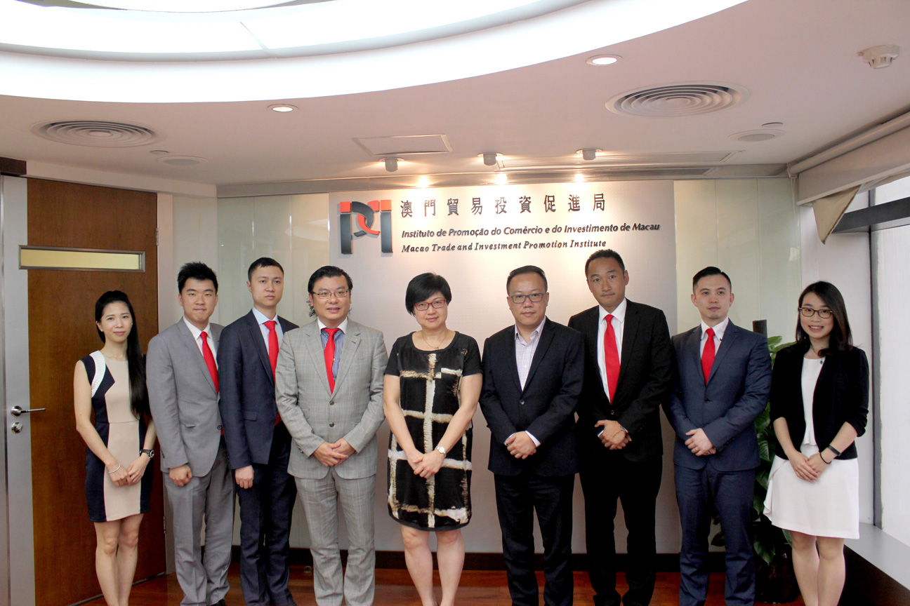 IPIM’s Executive Director Gloria Ung with Vice Chairman (General) and President of Macao Yue Xiu Youth Federation Paul Wong and the delegation at IPIM (8 June 2016)