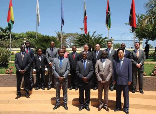 幾內亞比紹總統與參加「中國與葡語國家企業經貿合作洽談會 - 比紹- 2016」的參會代表團團長合照