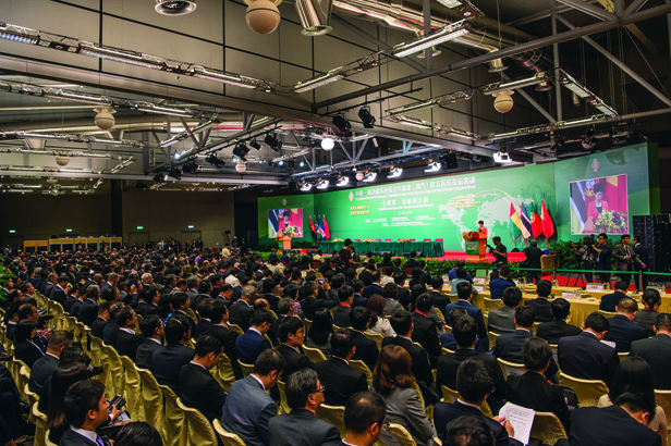 「中國-葡語國家經貿合作論壇(澳門)第五屆部長級會議」在澳門舉行期間，多位中國與葡語國家的部長級官員出席「企業家•金融家大會」，探討合作新模式和發展機遇。