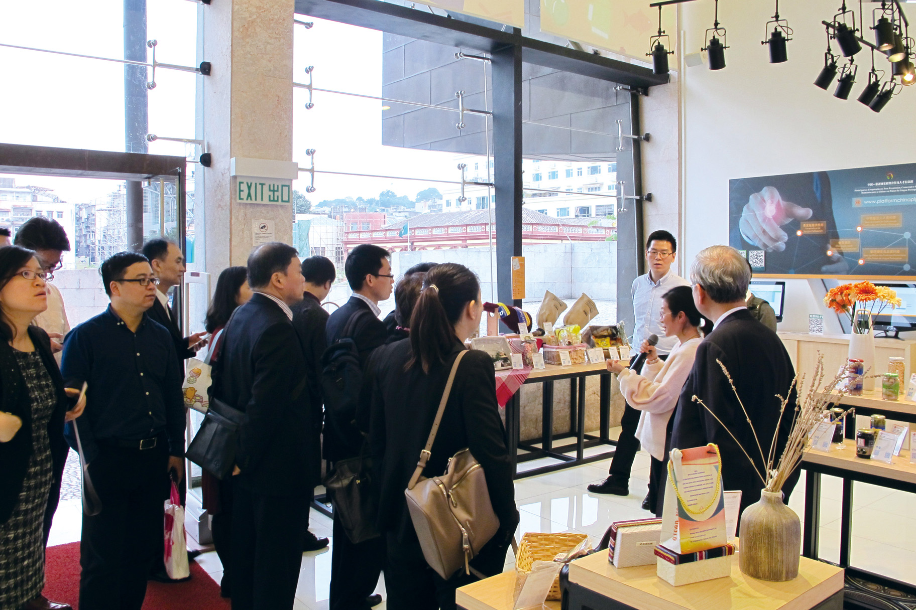 A Business Delegation from Shanghai visits the Portuguese-speaking Countries Food Products Exhibition Centre <br>(6 December 2016)