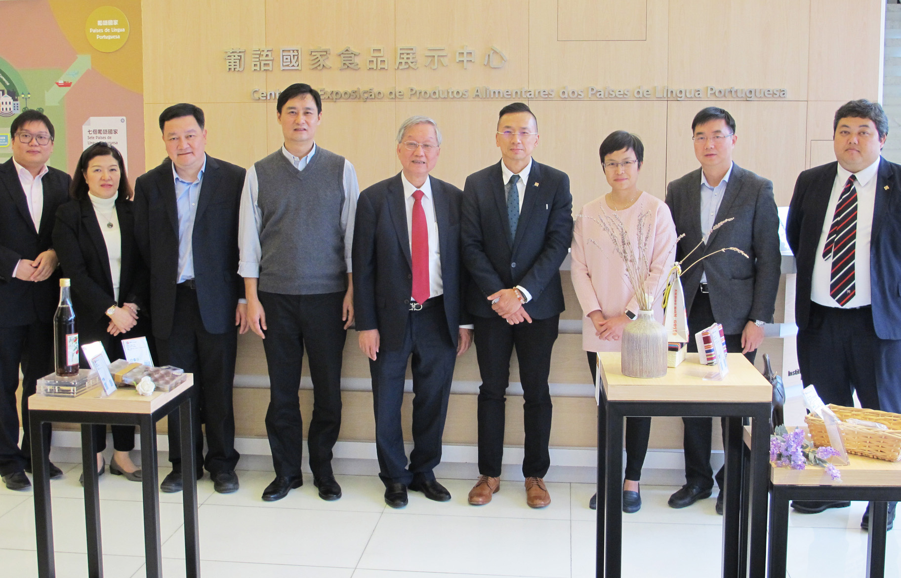 A Business Delegation from Shunde visits the Portuguese-speaking Countries Food Products Exhibition Centre <br>(7 December 2016)
