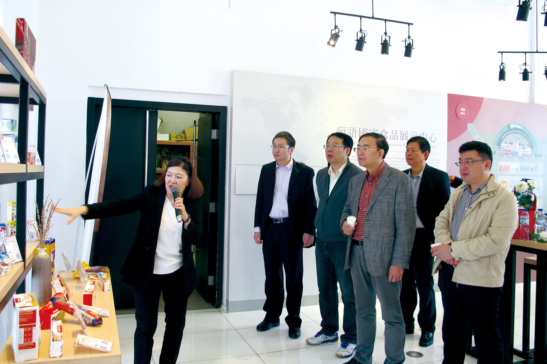 Visita dos representantes do Grupo de Desenvolvimento, Planeamento e Investigação da Baía Grande de Guangdong, Hong Kong and Macau, ao Centro de Exposição de Produtos Alimentares dos Países de Língua Portuguesa <br />(10 de Dezembro de 2016)