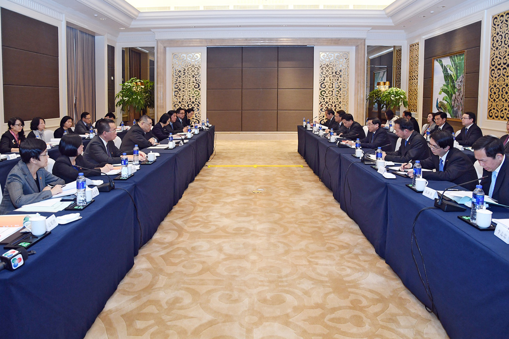 O encontro entre os dirigentes de Fujian e Macau, para debater a iniciativa nacional «Uma Faixa, Uma Rota», realizou-se em Fuzhou da província de Fujian<br> ﹝Foto: Gabinete de Comunicação Social﹞