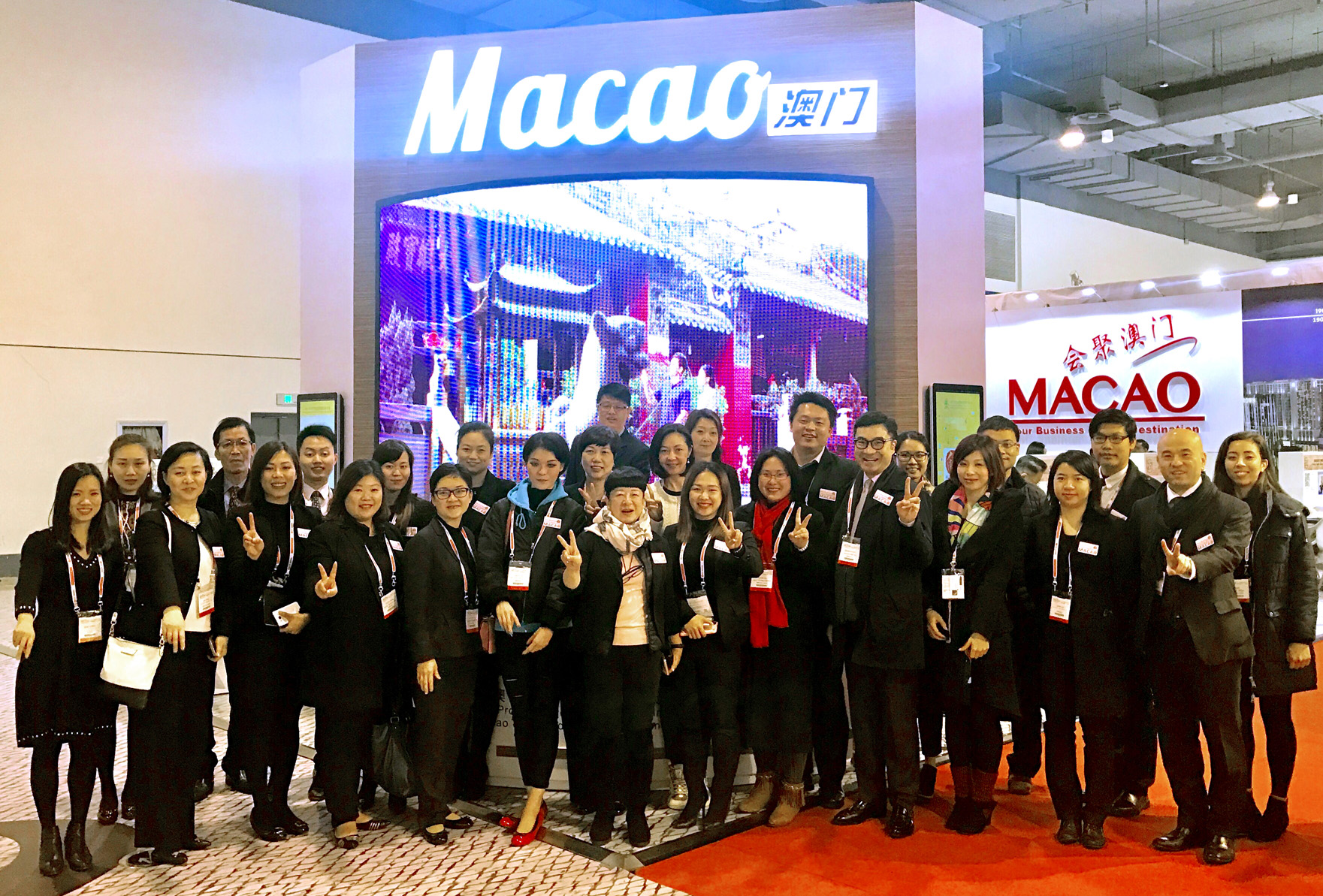 Representantes do IPIM e os membros das indústrias de MICE e de turismo no “Pavilhão de Macau”, durante o IT&CM China 2017, posam para a fotografia de grupo