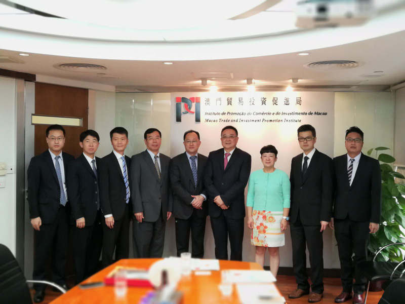 IPIM’s President Jackson Chang with Director General of Xiamen Municipal Bureau of Convention & Exhibition Affarirs Jeoven Wong and the delegation at IPIM (6 July 2017)