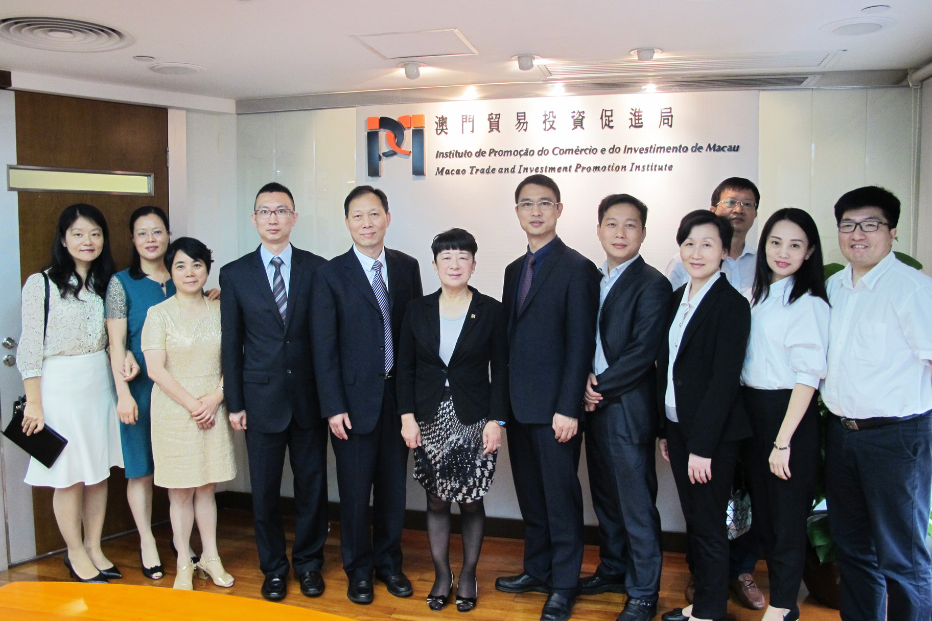 IPIM’s Executive Director Irene V. K. Lau with Vice General-Director of the Fujian Provincial Department of Commerce Huang Dezhi and the delegation at IPIM (19 June 2017)