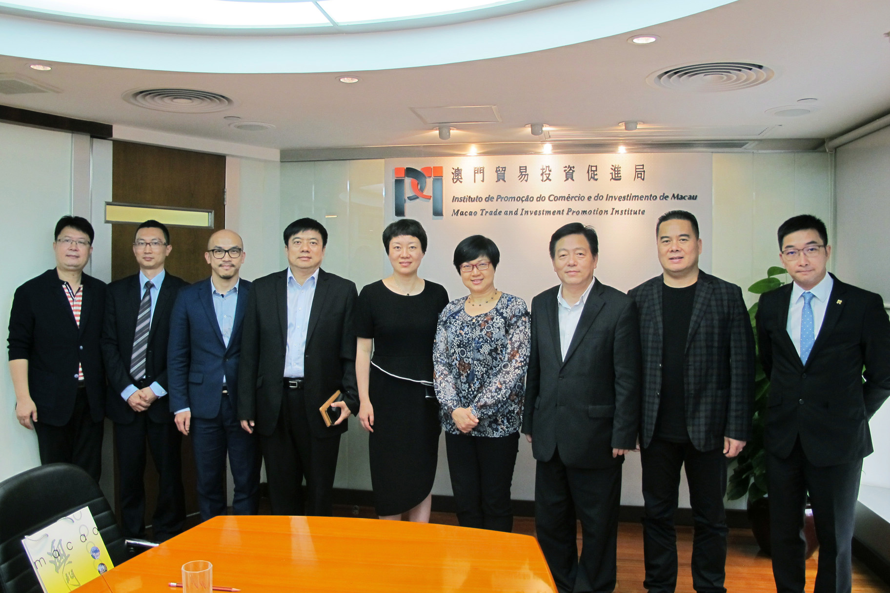 IPIM’s Executive Director Gloria Ung with Standing Committee Member and Head of the United Front Work Department of CPC Hangzhou Municipal Committee Tong Gulli and the delegation at IPIM (13 June 2017)