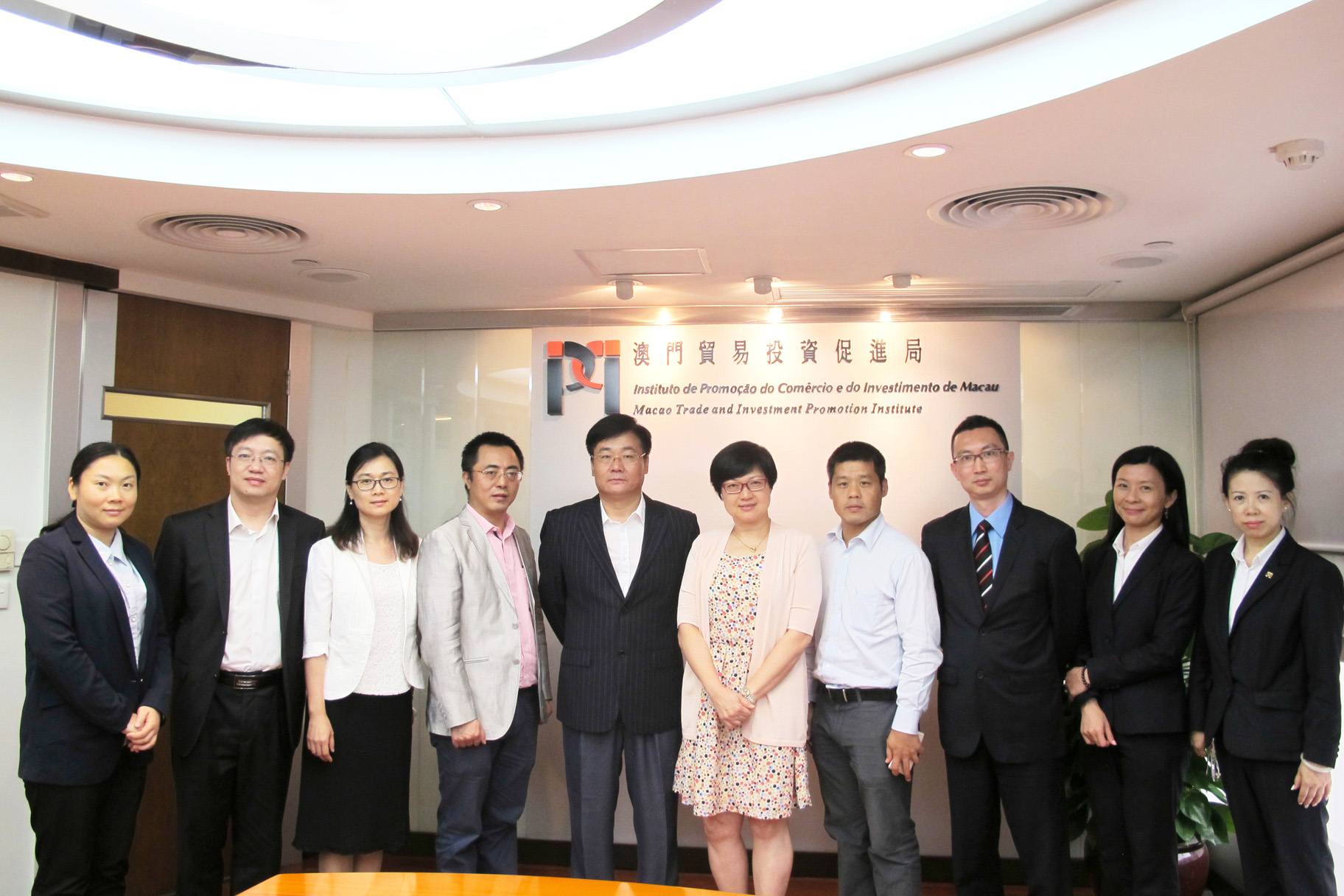 IPIM’s Executive Director Gloria Ung with Deputy Director General of the Hong Kong and Macao Affairs Office of Guangxi Zhuang Autonomous Region Song Haijun and the delegation at IPIM (12 June 2017)