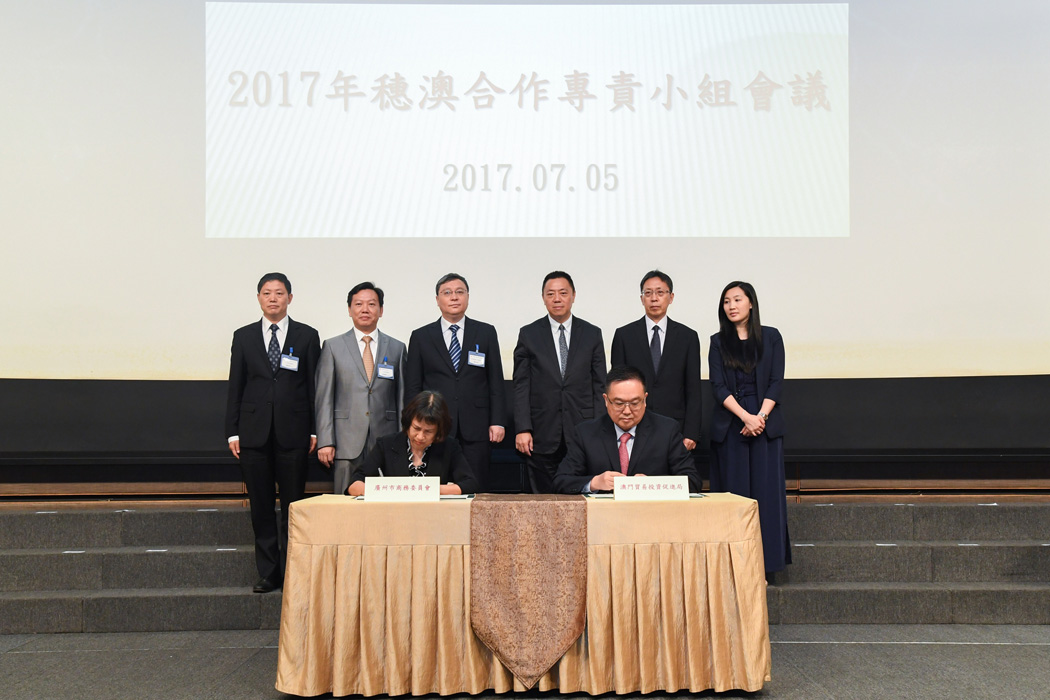 The Secretary for Economy and Finance Leong Vai Tac and the Vice Mayor of the Guangzhou Municipality Chen Zhiying witness the signing of a bilateral agreement on co-operation of convention and exhibition industry between Macao and Guangzhou