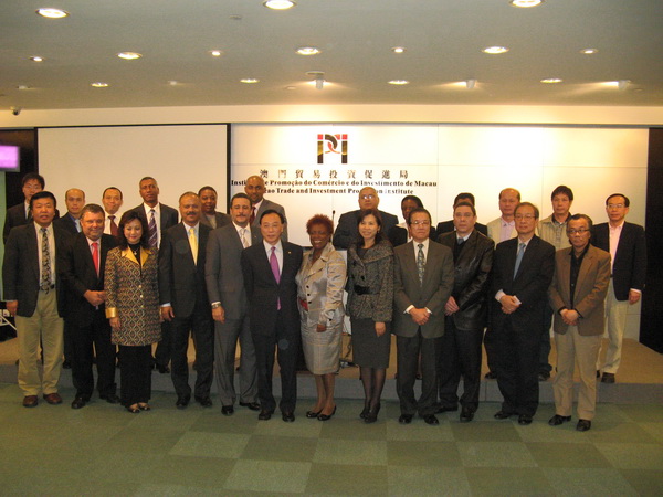 本局执行委员陈敬红在推介会上与佛得角代表团一行合影