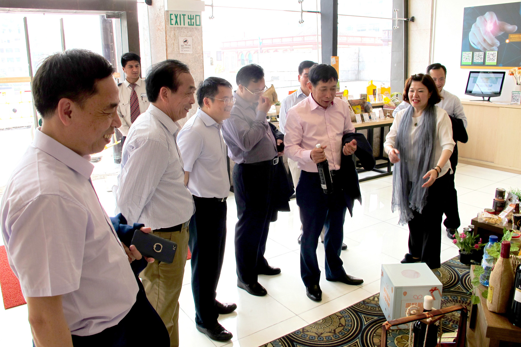 东莞市常平镇书记刘裕昌一行参观葡语国家食品展示中心(2017年5月5日)