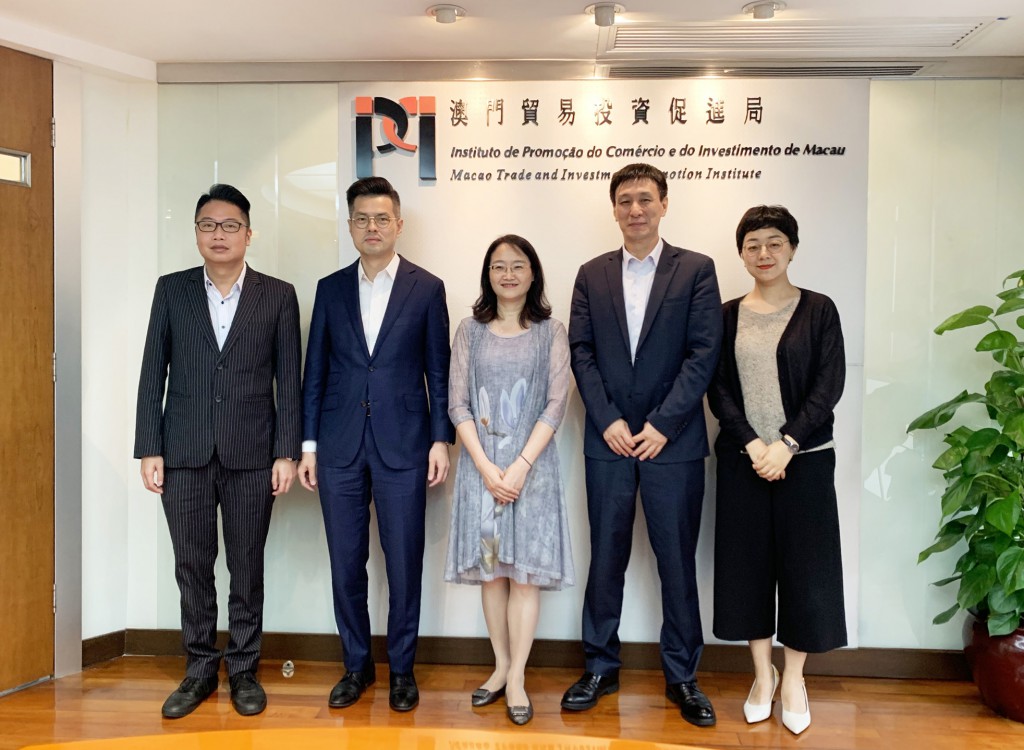 IPIM’s Executive Director Sam Lei with Wang Luping, Deputy Director of the Training Centre of China Council for the Promotion of International Trade and the delegation at IPIM (27 June 2019)