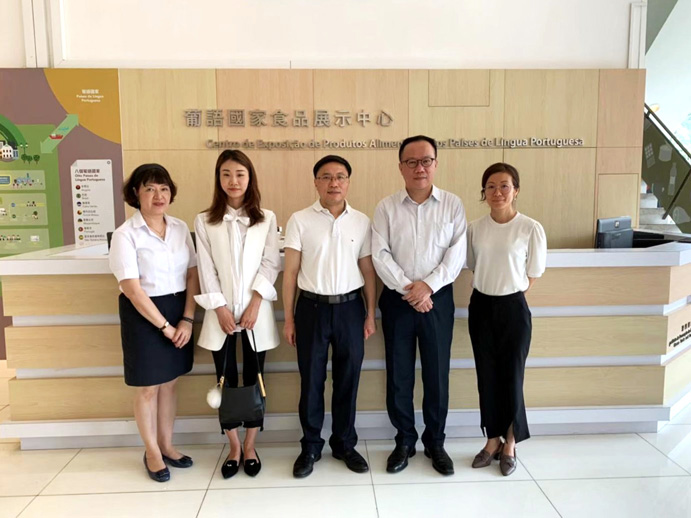 The Director of Department of Commerce of Guangdong Province Zheng Jianrong and the delegation visit the Portuguese-speaking Countries Food Products Exhibition Centre (29 July 2019)