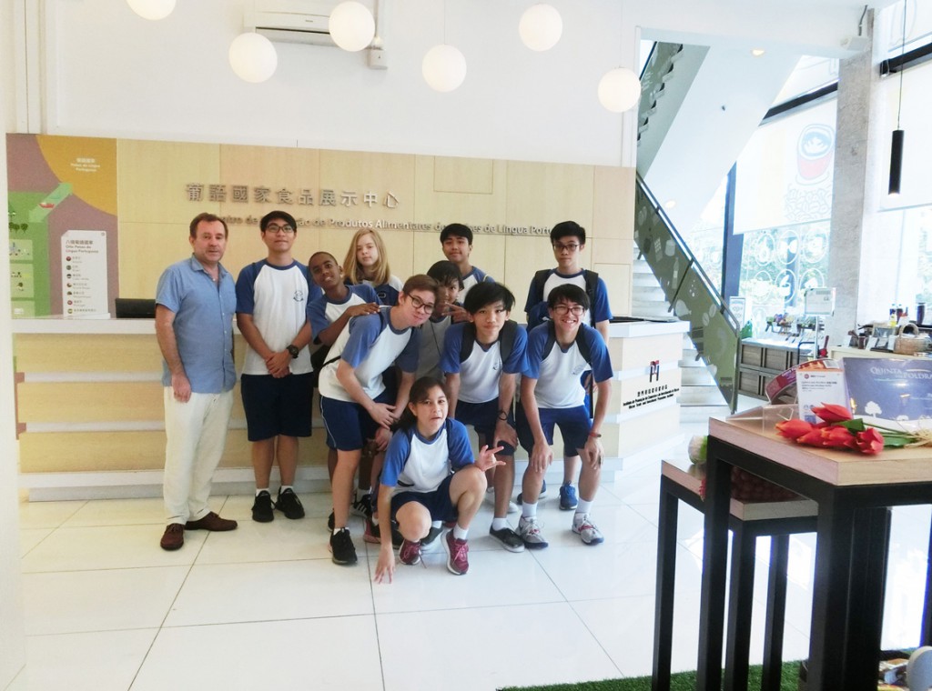 The teacher and students of Portuguese section of Luís Gonzaga Gomes Luso-Chinese Secondary School visit the Portuguese-speaking Countries Food Products Exhibition Centre (8 July 2019) 