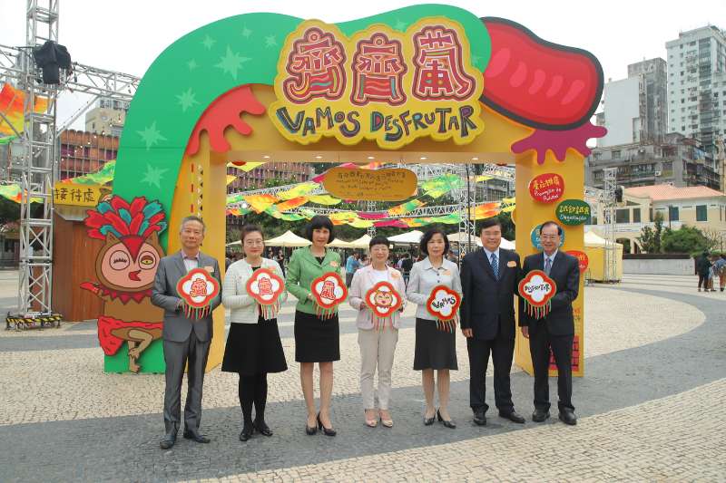 Inaugura-se o evento “Vamos Desfrutar – Mercado com Destaque para os Produtos do Mundo Lusófono e Macau” na Praça do Tap Seac