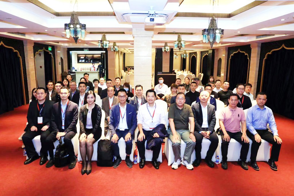 Fotografia de grupo dos empresários do curso de líderes empresariais da indústria de franquia internacional da Universidade Jiao Tong de Xangai e dos empresários do sector da franquia de Macau