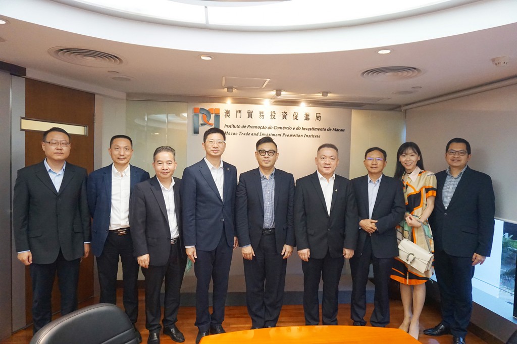 O Dr. Benson Lau Wai Meng, Presidente do IPIM com o Sr. Tiger Huang, Director-geral e Vice-presidente da Associação das Empresas Chinesas de Macau e a sua delegação, em visita ao IPIM (7 de Julho de 2021)