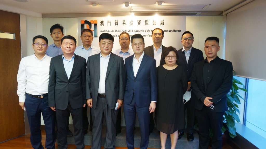 O Dr. Sam C. S. Lei, Vogal Executivo do IPIM com o Sr. Su Guobao, Conselheiro de 2ª classe dos Serviços do Comércio da Província de Henan e a sua delegação, em visita ao IPIM (7 de Junho de 2021)