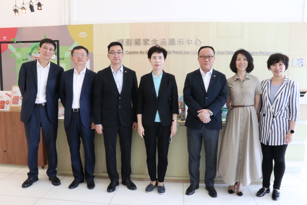 Executive Director of IPIM Agostinho Vong Vai Lon with President of the China Council for the Promotion of International Trade (CCPIT) Gao Yan and the delegation at the Portuguese-speaking Countries Food Products Exhibition Centre (18 June 2021)