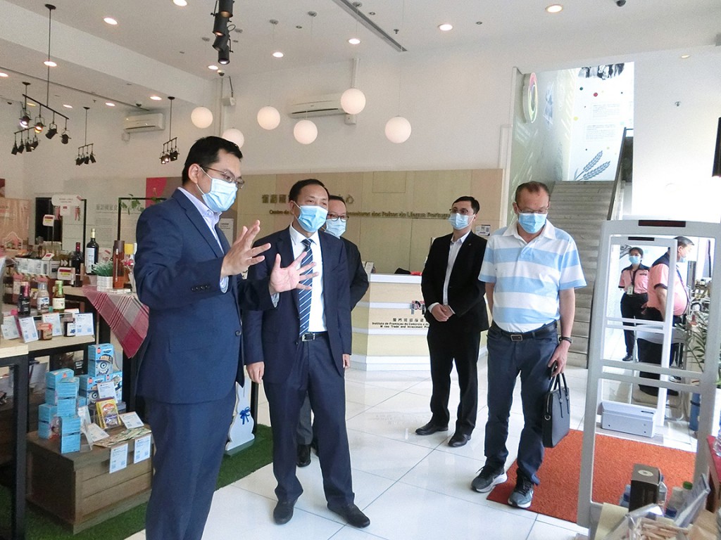O Dr. Vincent U, Vogal Executivo do IPIM oferece uma apresentação a o Sr. Xu Ming, Presidente do CCPIT de Fujian e a sua delegação, em visita ao Centro de Exposição dos Produtos Alimentares dos Países de Língua Portuguesa (16 de Junho de 2021)
