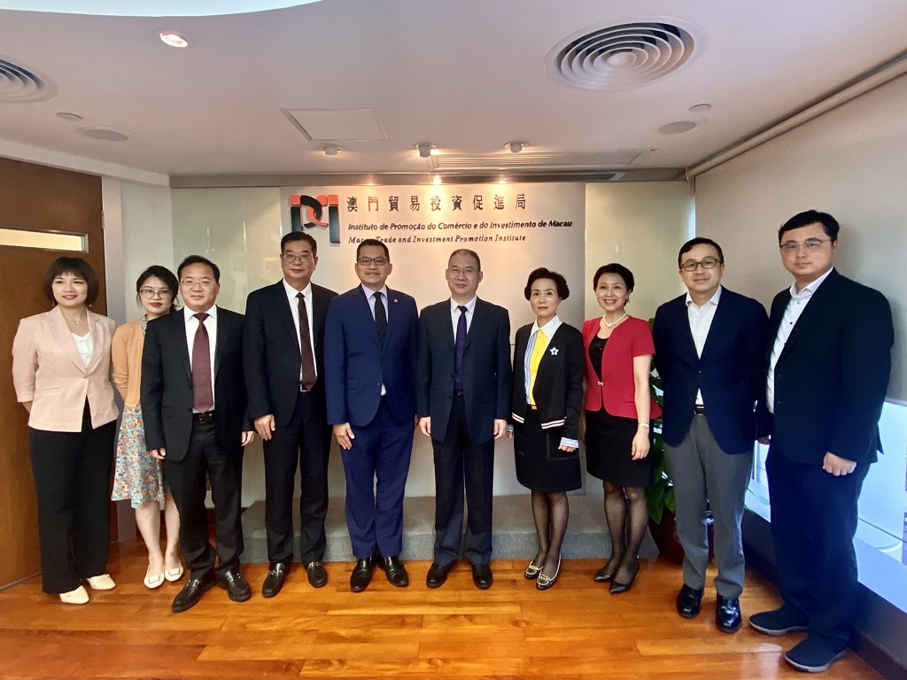 O Dr. Vincent U, Vogal Executivo do IPIM com o Sr. Zhu Jun, Economista Chefe dos Serviços do Comércio da Província de Zhejiang e a sua delegação, em visita ao IPIM (22 de Julho de 2021)