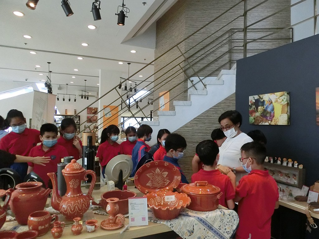 A line up from the Sir Robert Ho Tung Luso-Chinese Primary School at the Portuguese-speaking Countries Food Products Exhibition Centre (June 2021)