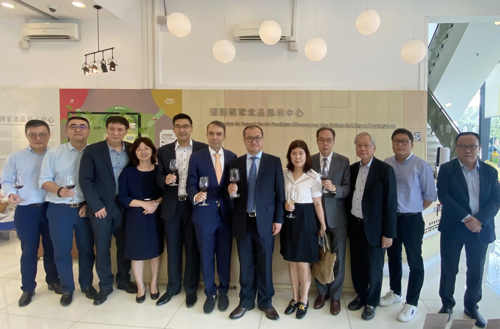 O Sr. Li Xiaohui, Subdirector do Departamento para os Assuntos de Taiwan, Hong Kong e Macau do Ministério do Comércio da China e a sua delegação em visita ao Centro de Exposição dos Produtos Alimentares dos Países de Língua Portuguesa (8 de Julho de 2021)